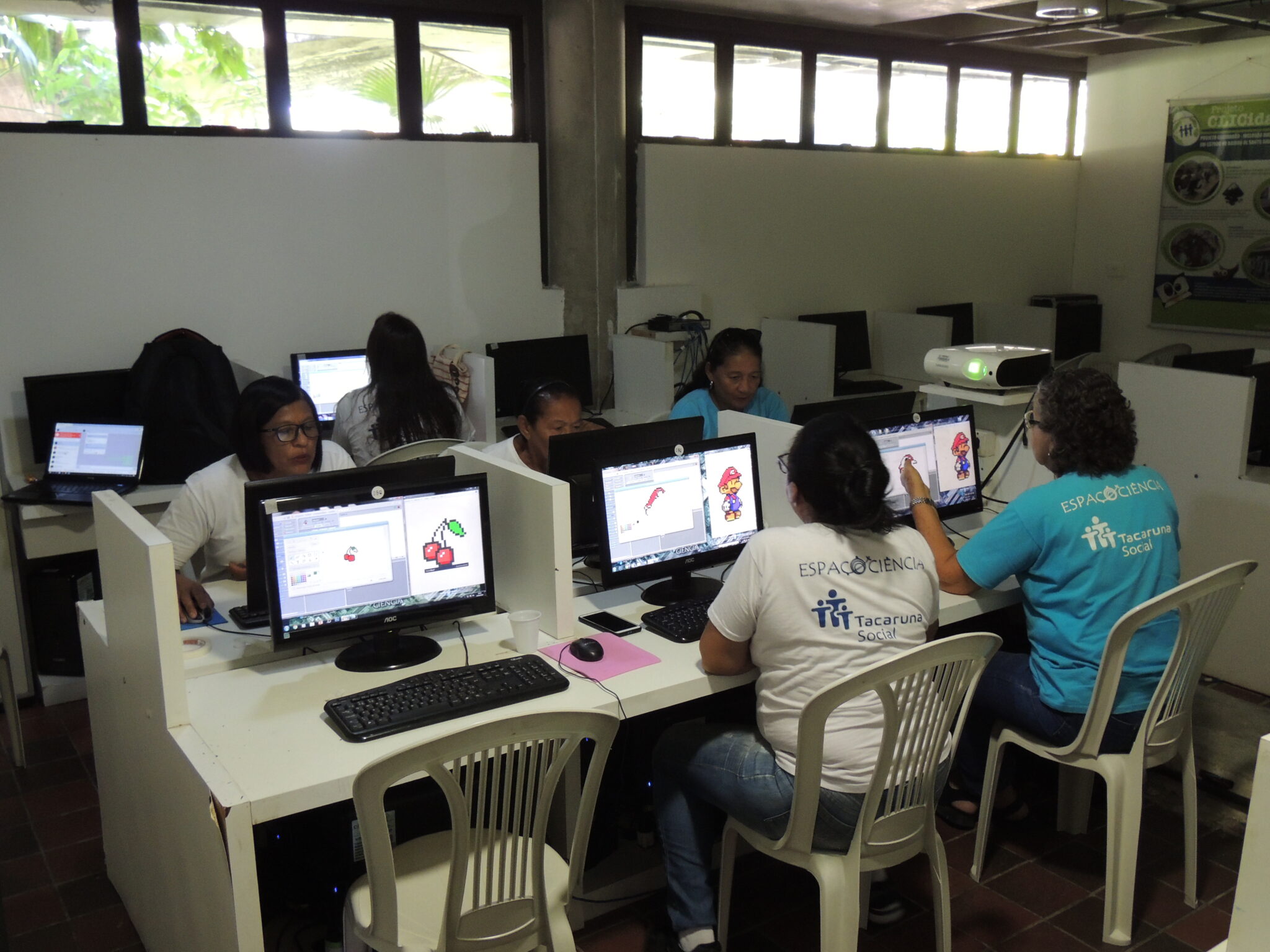 Alunos fazendo atividades em computadores.